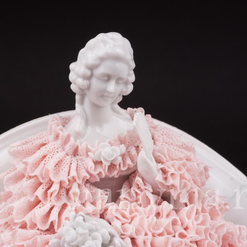 Фарфоровая статуэтка Девушка с веером, сидящая на диване, кружевная, Muller & Co, Германия, пер. пол 20 в.