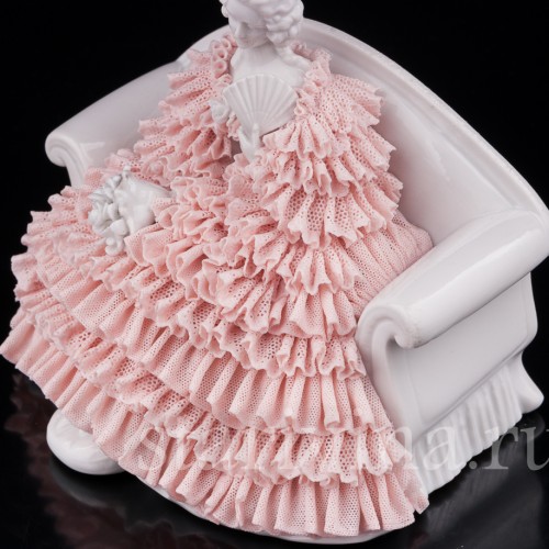 Фарфоровая статуэтка Девушка с веером, сидящая на диване, кружевная, Muller & Co, Германия, пер. пол 20 в.