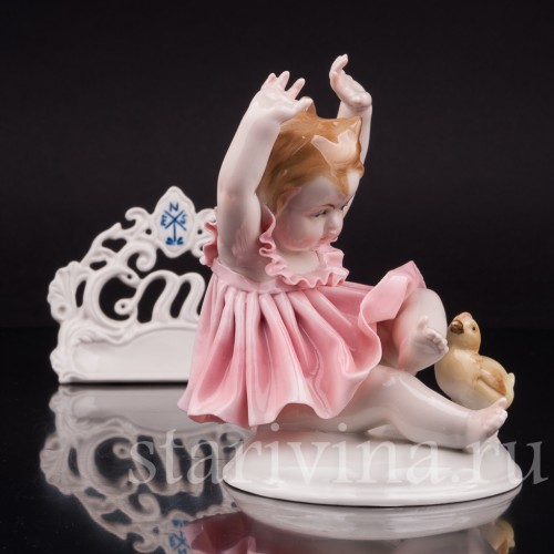 Фигурка девочки из фарфора "Ай, цыпленок!", Karl Ens, Германия, нач. 20 в.