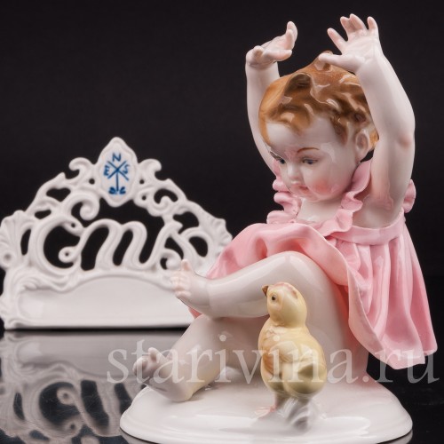 Фигурка девочки из фарфора "Ай, цыпленок!", Karl Ens, Германия, нач. 20 в.