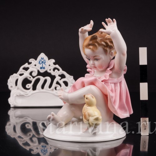 Фигурка девочки из фарфора "Ай, цыпленок!", Karl Ens, Германия, нач. 20 в.