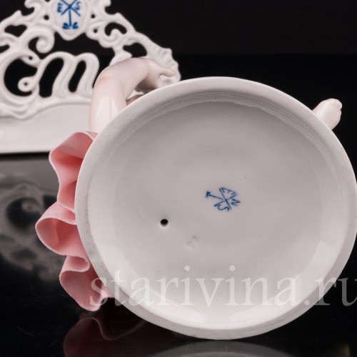 Фигурка девочки из фарфора "Ай, цыпленок!", Karl Ens, Германия, нач. 20 в.