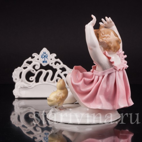 Фигурка девочки из фарфора "Ай, цыпленок!", Karl Ens, Германия, нач. 20 в.