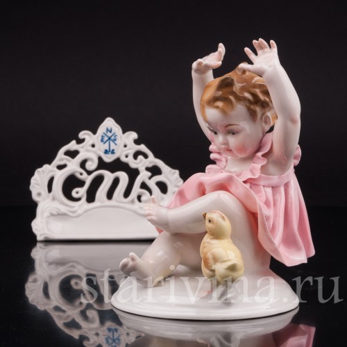Фигурка девочки из фарфора "Ай, цыпленок!", Karl Ens, Германия, нач. 20 в.