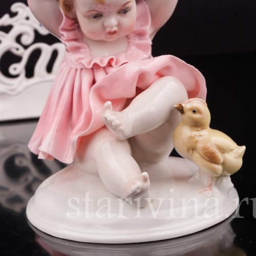 Фигурка девочки из фарфора "Ай, цыпленок!", Karl Ens, Германия, нач. 20 в.