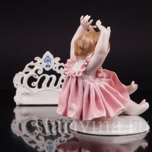 Фигурка девочки из фарфора "Ай, цыпленок!", Karl Ens, Германия, нач. 20 в.