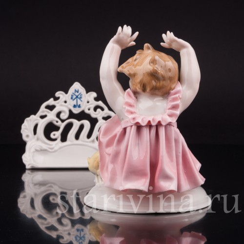 Фигурка девочки из фарфора "Ай, цыпленок!", Karl Ens, Германия, нач. 20 в.