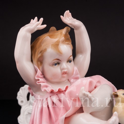 Фигурка девочки из фарфора "Ай, цыпленок!", Karl Ens, Германия, нач. 20 в.