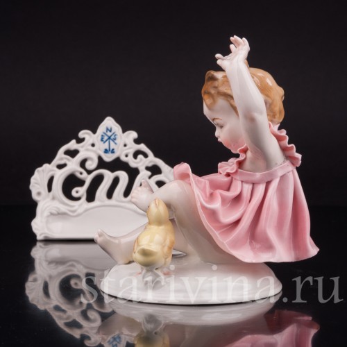 Фигурка девочки из фарфора "Ай, цыпленок!", Karl Ens, Германия, нач. 20 в.