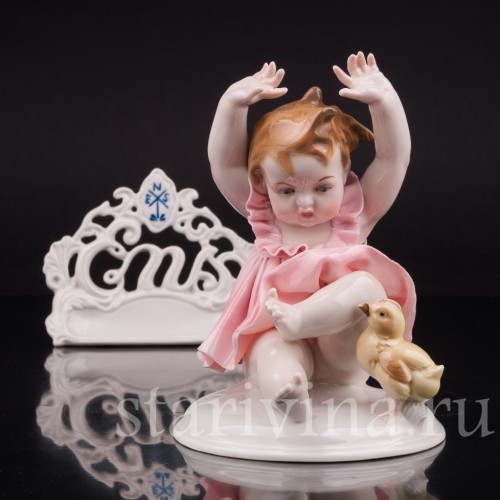Фигурка девочки из фарфора "Ай, цыпленок!", Karl Ens, Германия, нач. 20 в.