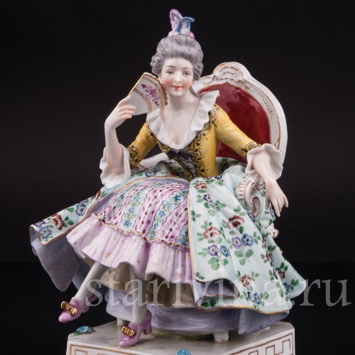 Статуэтка из фарфора Дама с веером, сидящая на кресле, Dressel, Kister & Co, Германия, 1907-20 гг.