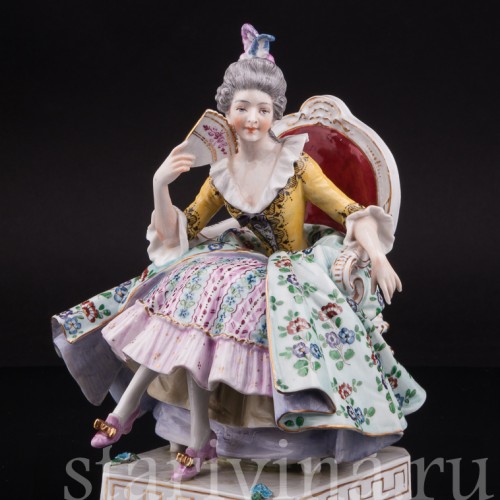 Статуэтка из фарфора Дама с веером, сидящая на кресле, Dressel, Kister & Co, Германия, 1907-20 гг.