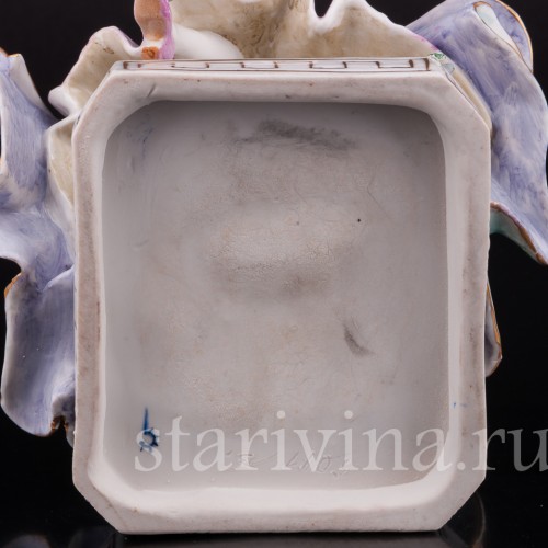 Статуэтка из фарфора Дама с веером, сидящая на кресле, Dressel, Kister & Co, Германия, 1907-20 гг.