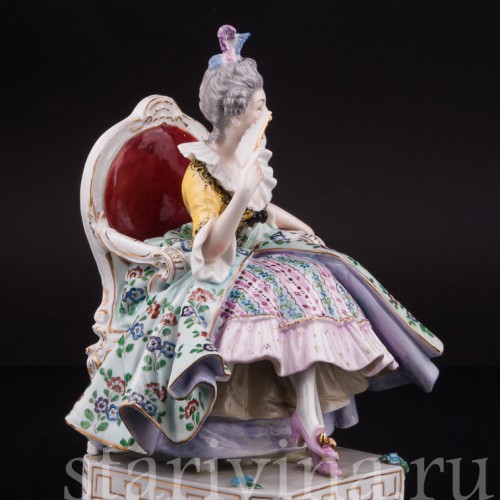 Статуэтка из фарфора Дама с веером, сидящая на кресле, Dressel, Kister & Co, Германия, 1907-20 гг.