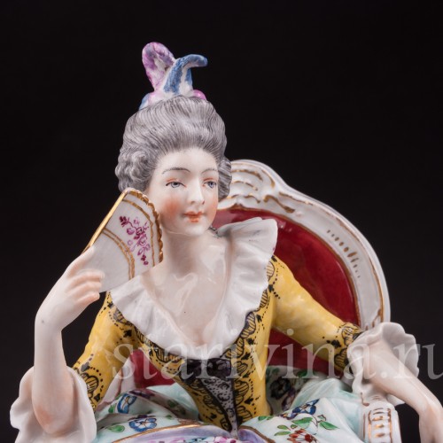 Статуэтка из фарфора Дама с веером, сидящая на кресле, Dressel, Kister & Co, Германия, 1907-20 гг.