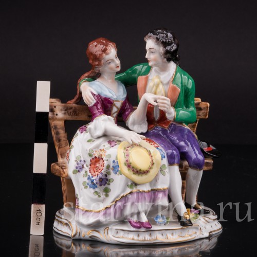 Фарфоровая статуэтка Пара на скамейке, Volkstedt, Германия, вт. пол. 20 в.