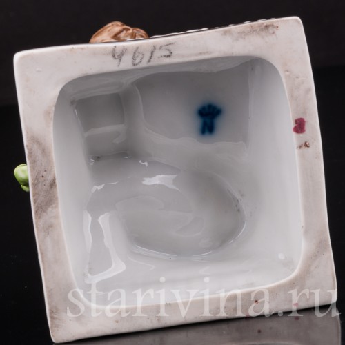 Фигурка из фарфора Амур с книгой, Дрезден, Германия, вт. пол. 20 в.