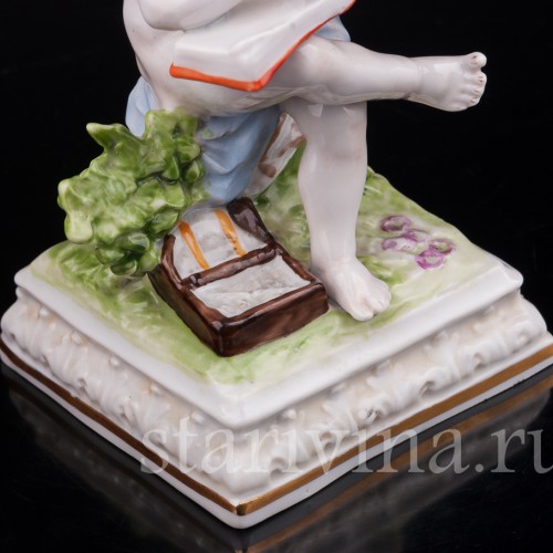 Фигурка из фарфора Амур с книгой, Дрезден, Германия, вт. пол. 20 в.