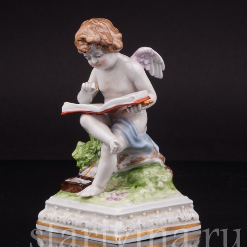 Фигурка из фарфора Амур с книгой, Дрезден, Германия, вт. пол. 20 в.