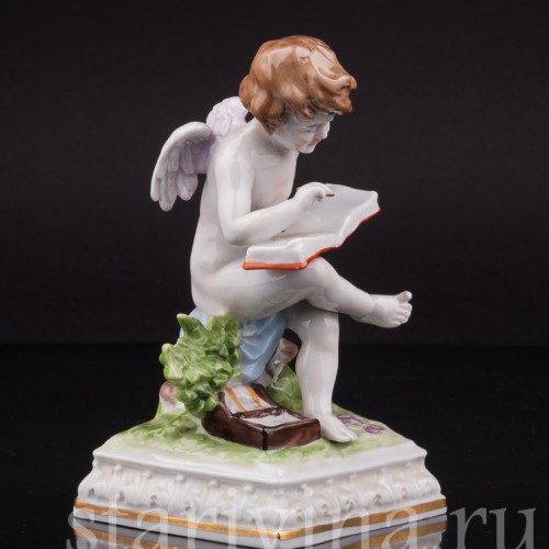 Фигурка из фарфора Амур с книгой, Дрезден, Германия, вт. пол. 20 в.