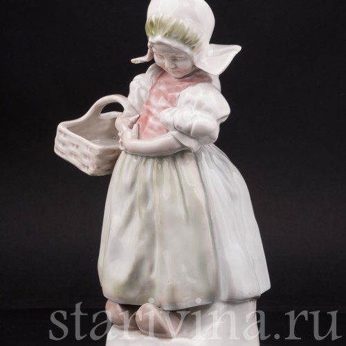 Статуэтка из фарфора Девочка с корзинкой, Германия, кон. 19 - нач. 20 вв.