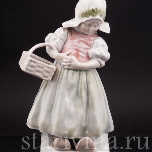 Статуэтка из фарфора Девочка с корзинкой, Германия, кон. 19 - нач. 20 вв.