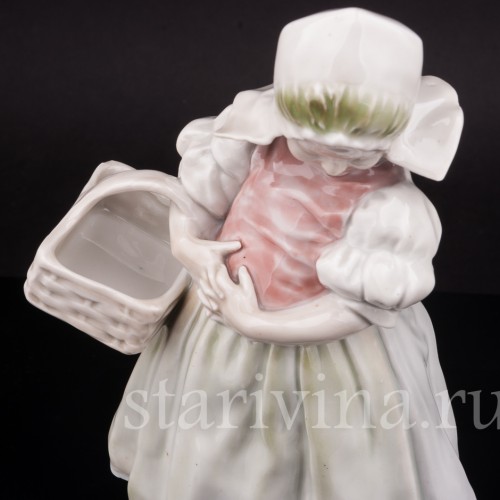 Статуэтка из фарфора Девочка с корзинкой, Германия, кон. 19 - нач. 20 вв.