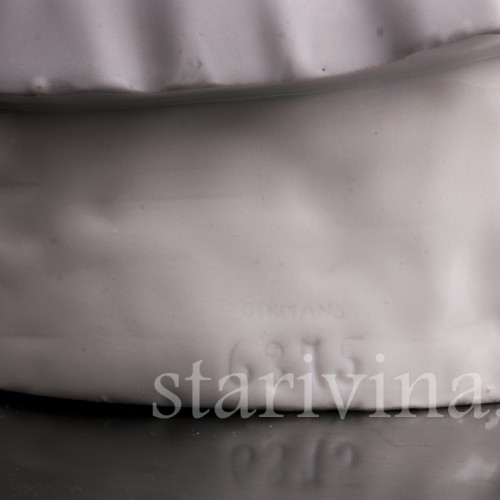 Статуэтка из фарфора Девочка с корзинкой, Германия, кон. 19 - нач. 20 вв.