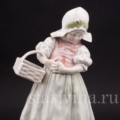 Статуэтка из фарфора Девочка с корзинкой, Германия, кон. 19 - нач. 20 вв.