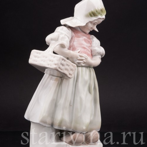 Статуэтка из фарфора Девочка с корзинкой, Германия, кон. 19 - нач. 20 вв.