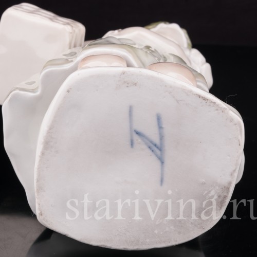 Статуэтка из фарфора Девочка с корзинкой, Германия, кон. 19 - нач. 20 вв.