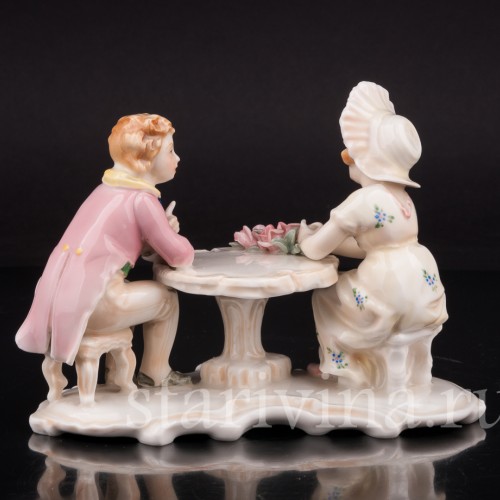 Фигурка из фарфора Сердечный разговор, дети за столом Karl Ens, Германия, 1920 - 30 гг.