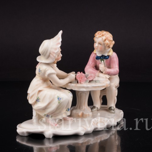Фигурка из фарфора Сердечный разговор, дети за столом Karl Ens, Германия, 1920 - 30 гг.