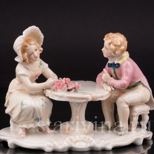 Фигурка из фарфора Сердечный разговор, дети за столом Karl Ens, Германия, 1920 - 30 гг.