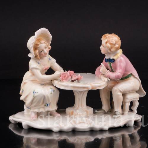 Фигурка из фарфора Сердечный разговор, дети за столом Karl Ens, Германия, 1920 - 30 гг.