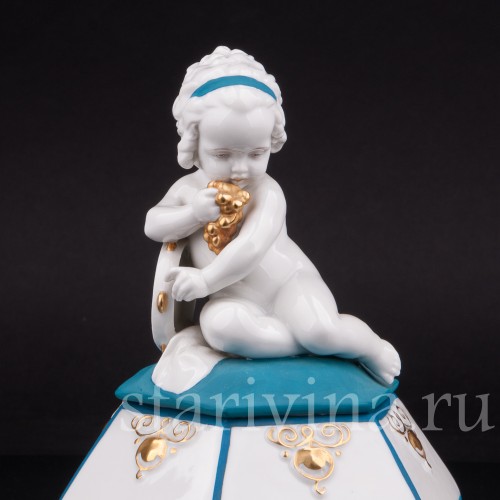 Фарфоровая шкатулка Девочка с бубном и виноградом Hertwig & Co, Германия, 1920-30 гг.