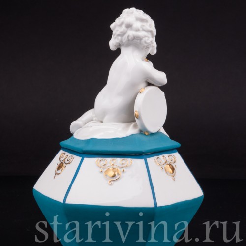 Фарфоровая шкатулка Девочка с бубном и виноградом Hertwig & Co, Германия, 1920-30 гг.