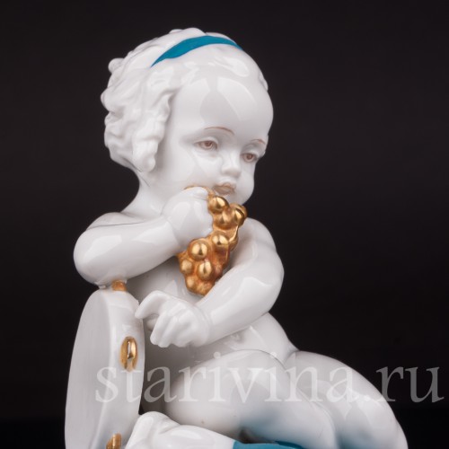 Фарфоровая шкатулка Девочка с бубном и виноградом Hertwig & Co, Германия, 1920-30 гг.