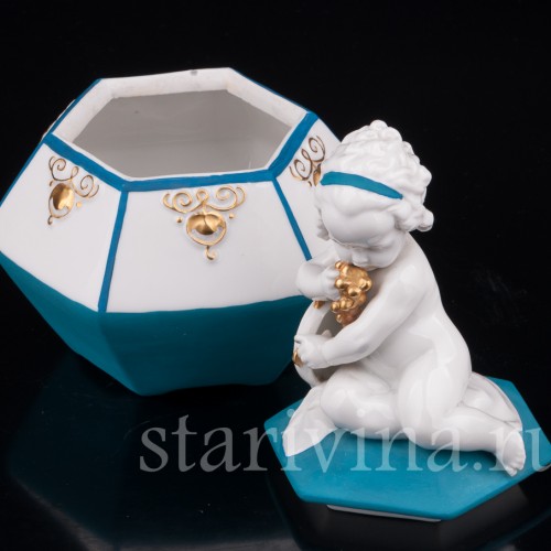 Фарфоровая шкатулка Девочка с бубном и виноградом Hertwig & Co, Германия, 1920-30 гг.