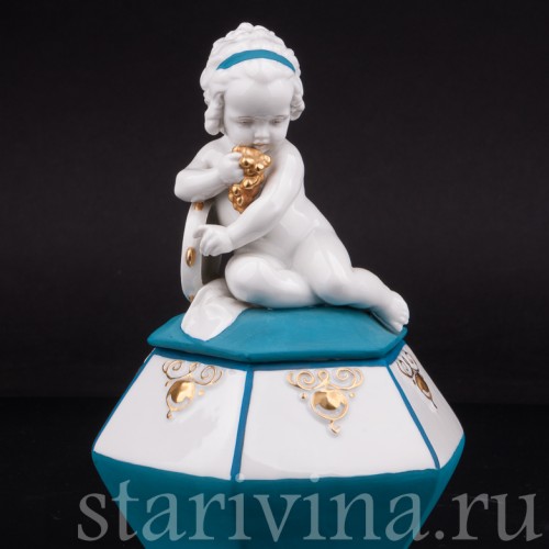 Фарфоровая шкатулка Девочка с бубном и виноградом Hertwig & Co, Германия, 1920-30 гг.