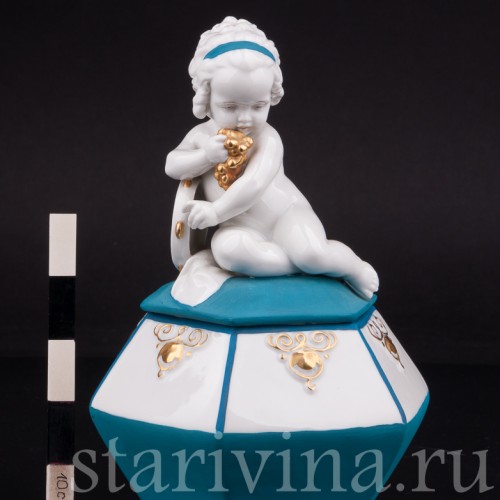 Фарфоровая шкатулка Девочка с бубном и виноградом Hertwig & Co, Германия, 1920-30 гг.