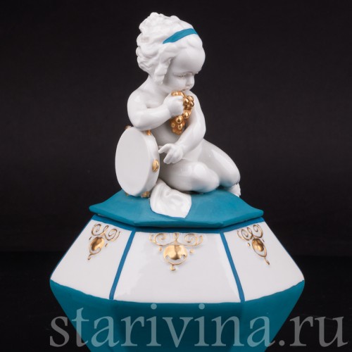 Фарфоровая шкатулка Девочка с бубном и виноградом Hertwig & Co, Германия, 1920-30 гг.