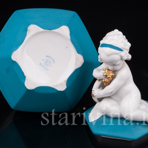 Фарфоровая шкатулка Девочка с бубном и виноградом Hertwig & Co, Германия, 1920-30 гг.