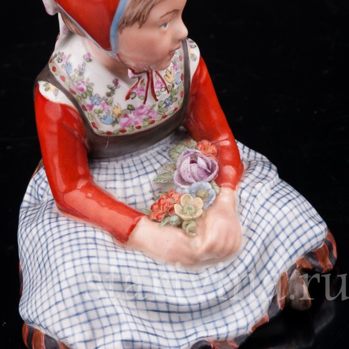 Статуэтка из фарфора Девочка с острова Фюн, Royal Copenhagen, Дания, 1945 год.
