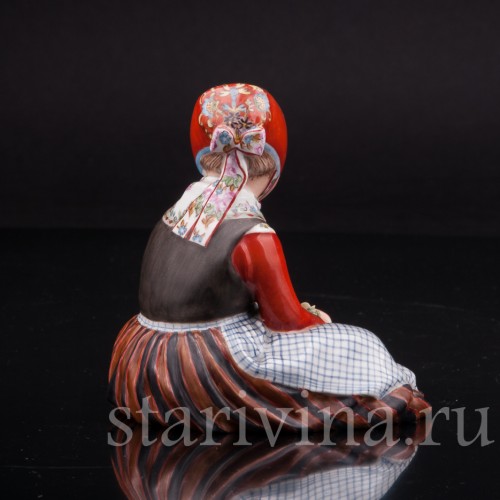 Статуэтка из фарфора Девочка с острова Фюн, Royal Copenhagen, Дания, 1945 год.