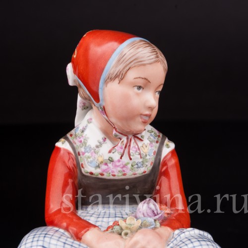 Статуэтка из фарфора Девочка с острова Фюн, Royal Copenhagen, Дания, 1945 год.