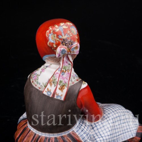 Статуэтка из фарфора Девочка с острова Фюн, Royal Copenhagen, Дания, 1945 год.