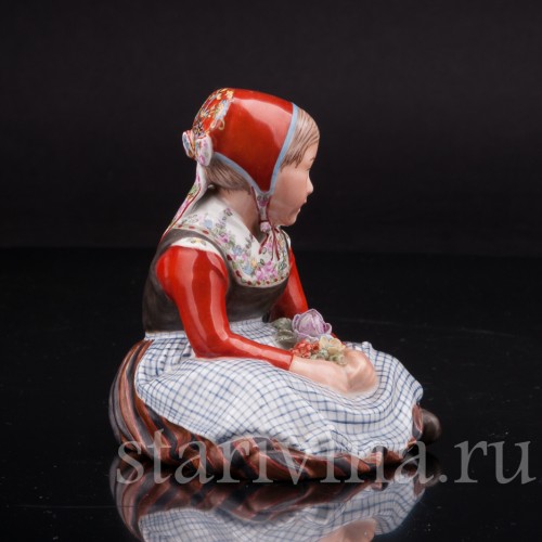 Статуэтка из фарфора Девочка с острова Фюн, Royal Copenhagen, Дания, 1945 год.