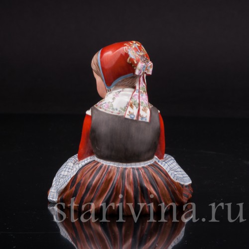 Статуэтка из фарфора Девочка с острова Фюн, Royal Copenhagen, Дания, 1945 год.