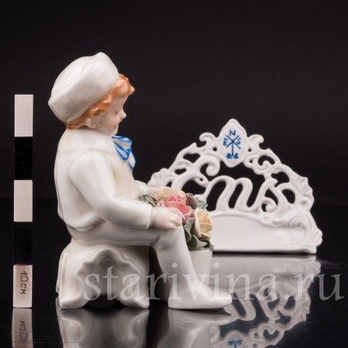 Фигурка из фарфора Сидящий мальчик с корзиной цветов, Karl Ens, Германия, 1920-30 гг.